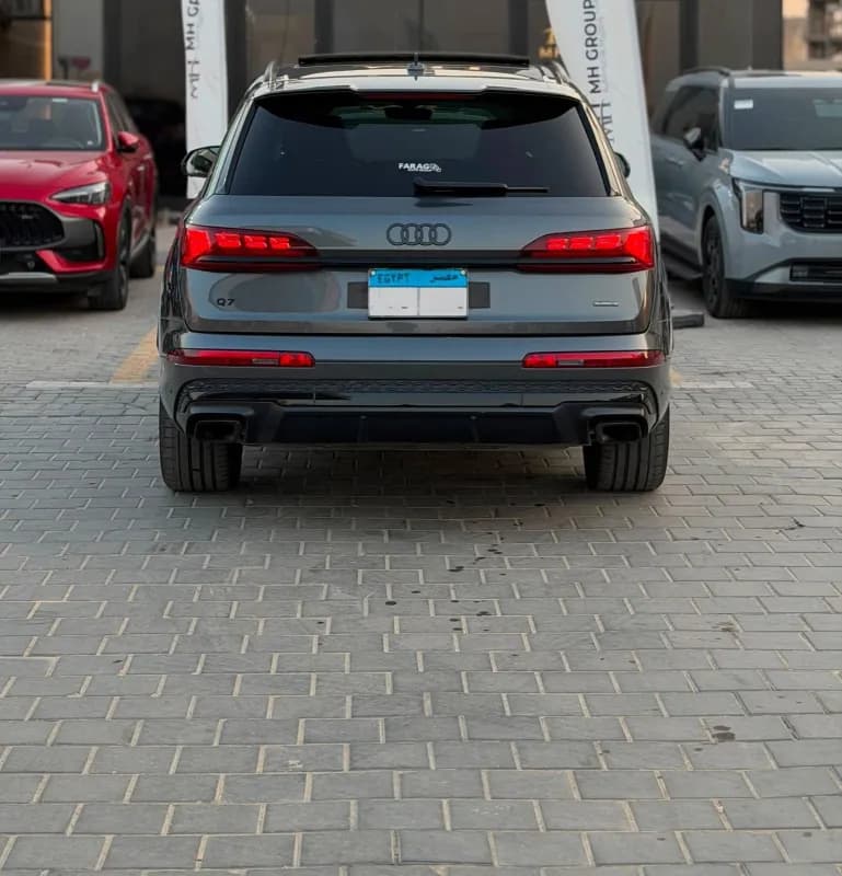 أودي كيو 7 2025 اس-لاين رمادي ناقل حركة مزدوج القابض — مستعملة