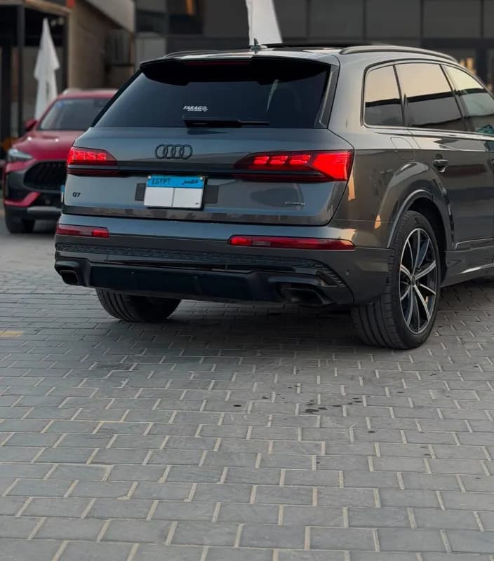أودي كيو 7 2025 اس-لاين رمادي ناقل حركة مزدوج القابض — مستعملة