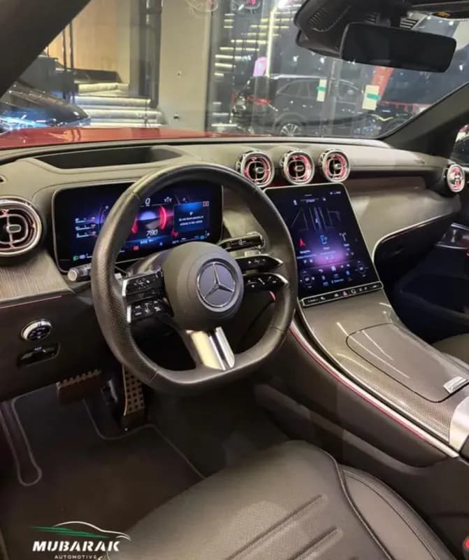 مرسيدس بنز GLC 300 2024 ايه ام جي أحمر أوتوماتيك — مستعملة