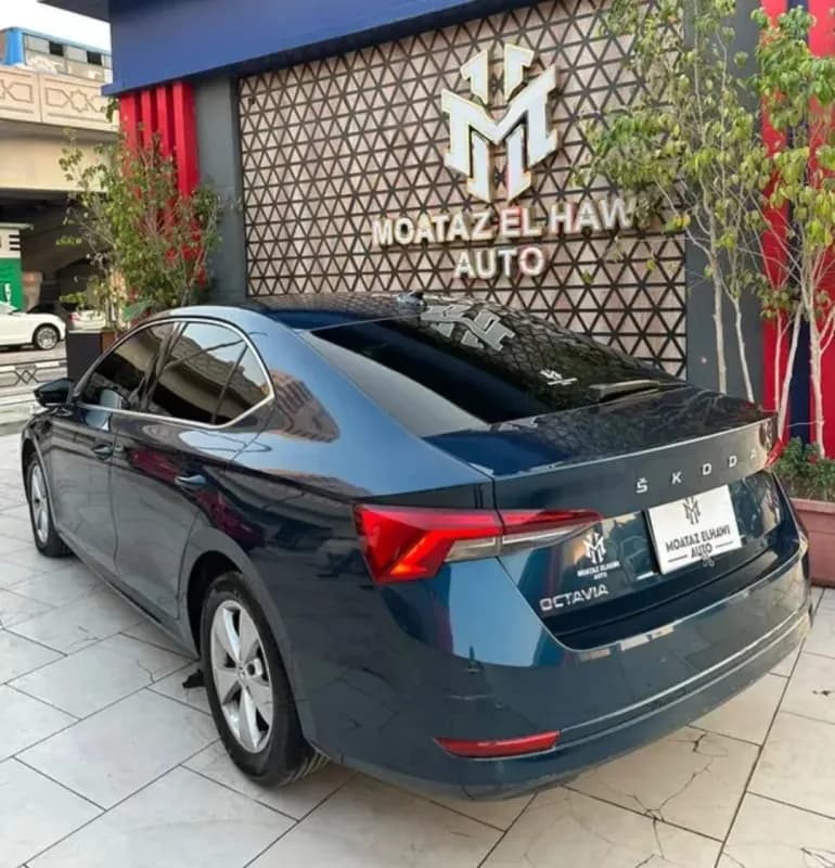سكودا اوكتافيا A8 2022 امبيشن أزرق أوتوماتيك — مستعملة
