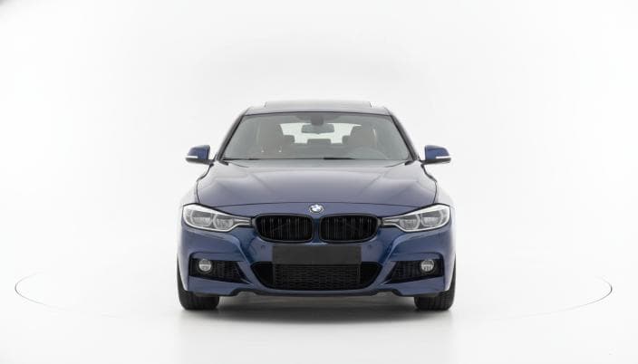 بي ام دبليو 320i 2017 ام سبورت أزرق غامق أوتوماتيك — مستعملة