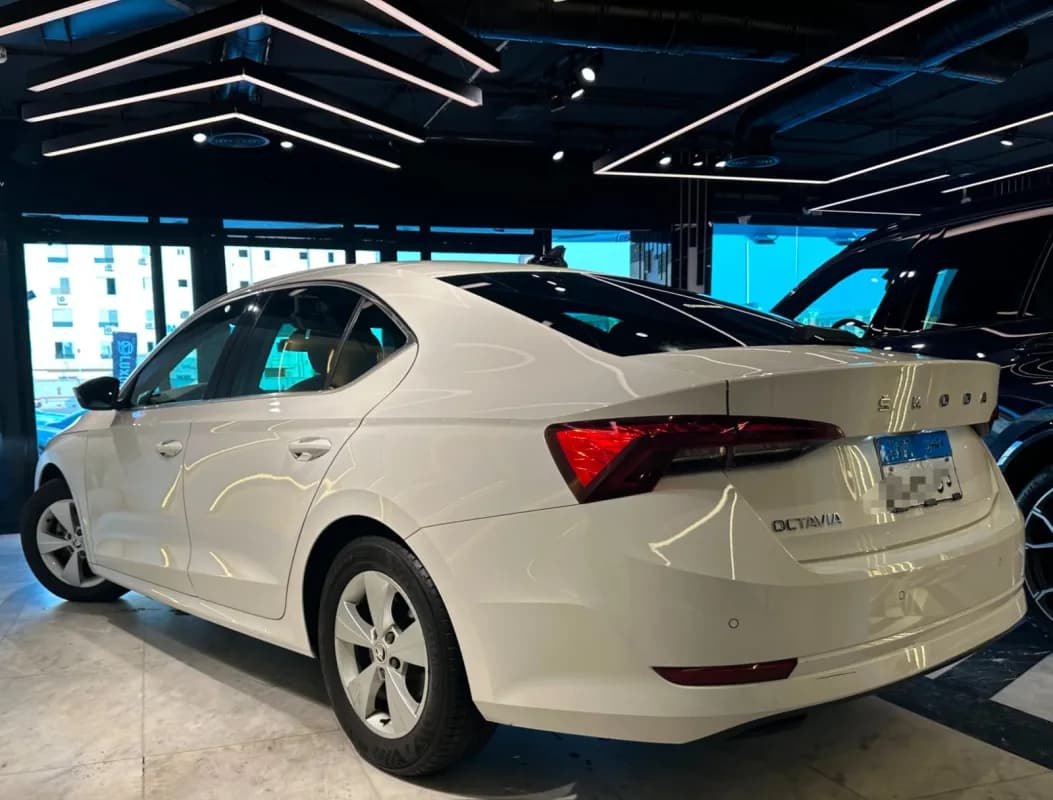 سكودا اوكتافيا 2024 لوفت أبيض أوتوماتيك — مستعملة