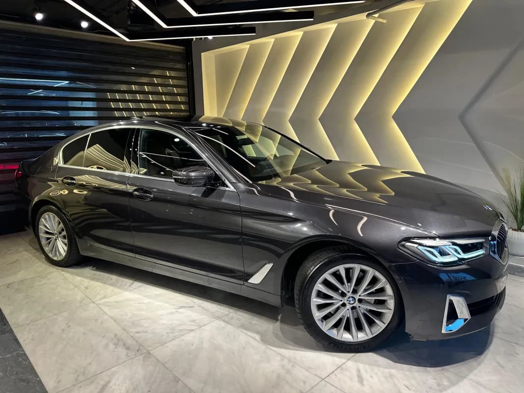 بي ام دبليو 520i 2023 ام سبورت رمادي أوتوماتيك — مستعملة