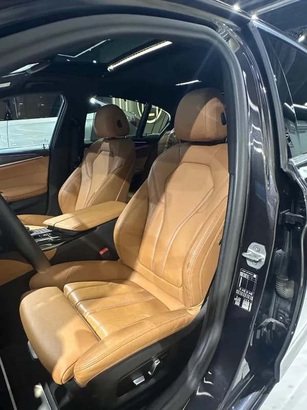 بي ام دبليو 520i 2023 ام سبورت رمادي أوتوماتيك — مستعملة