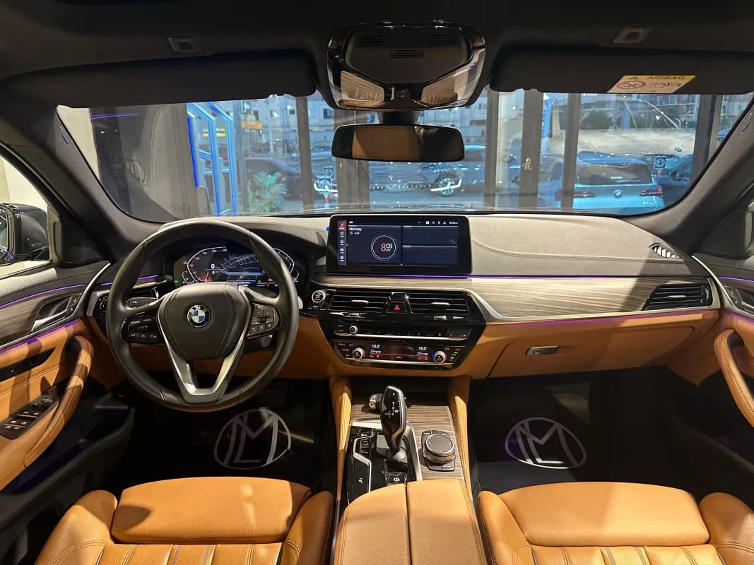 بي ام دبليو 520i 2023 ام سبورت رمادي أوتوماتيك — مستعملة