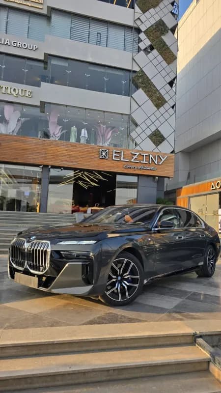 بي ام دبليو M760i 2026 ام بيريفورمانس في 8-4.4ال رمادي أوتوماتيك — جديدة