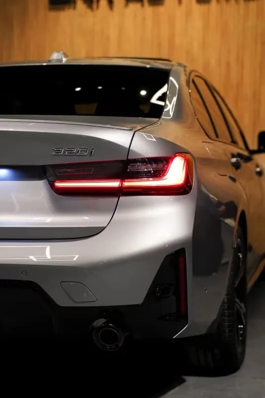 بي ام دبليو 320i 2026 ام سبورت فضي أوتوماتيك — جديدة