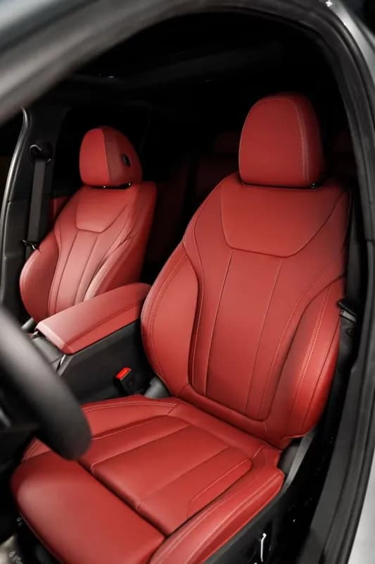 بي ام دبليو 320i 2026 ام سبورت فضي أوتوماتيك — جديدة