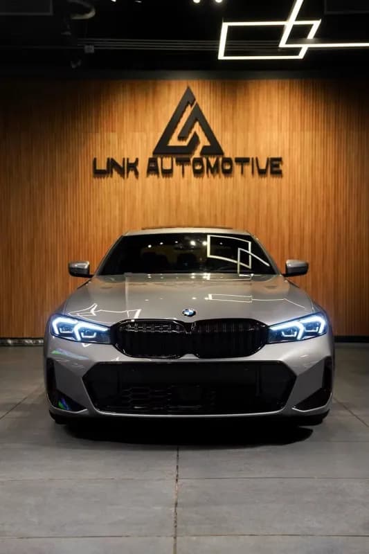 بي ام دبليو 320i 2026 ام سبورت فضي أوتوماتيك — جديدة