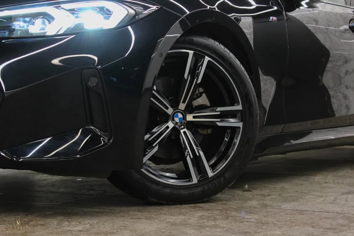 بي ام دبليو 320i 2024 ام سبورت أسود أوتوماتيك — مستعملة