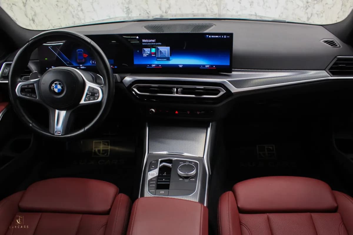 بي ام دبليو 320i 2024 ام سبورت أسود أوتوماتيك — مستعملة