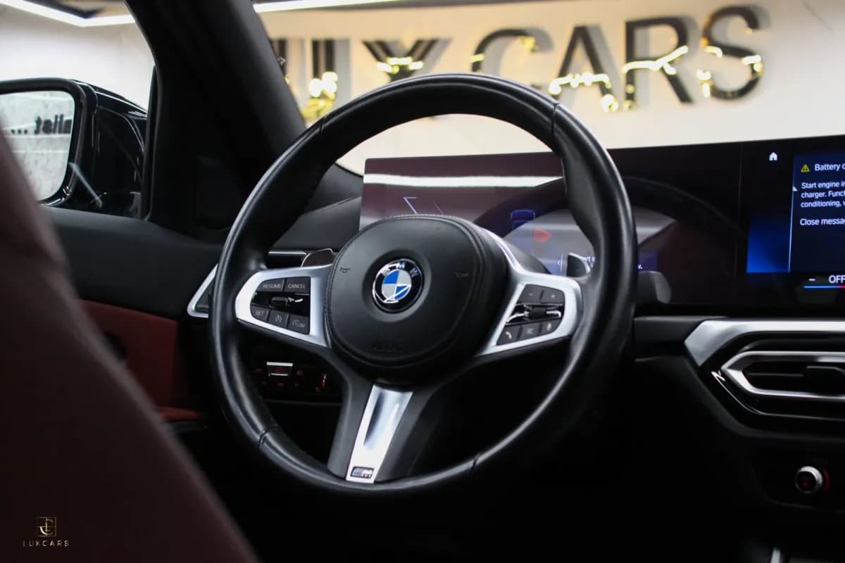 بي ام دبليو 320i 2024 ام سبورت أسود أوتوماتيك — مستعملة