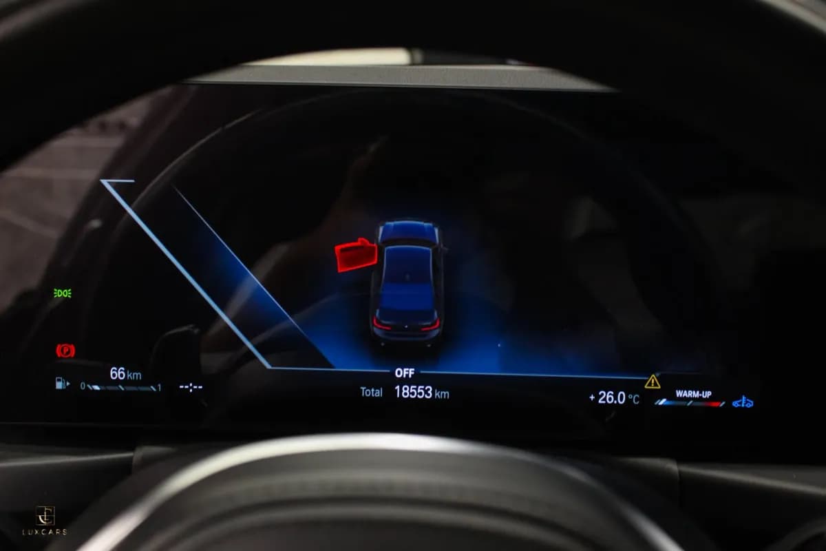 بي ام دبليو 320i 2024 ام سبورت أسود أوتوماتيك — مستعملة