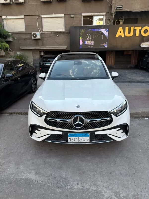 مرسيدس بنز GLC 300 2023 ايه ام جي أبيض أوتوماتيك — مستعملة