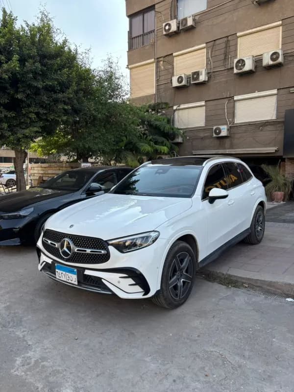 مرسيدس بنز GLC 300 2023 ايه ام جي أبيض أوتوماتيك — مستعملة