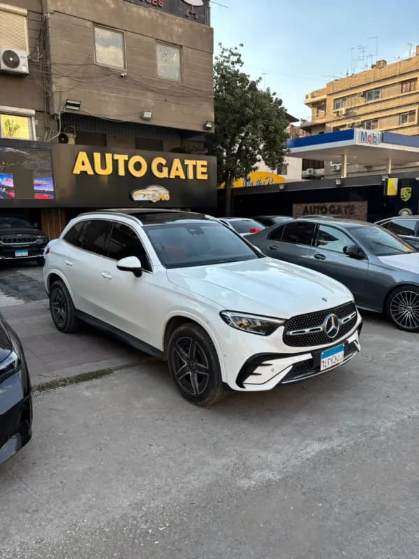مرسيدس بنز GLC 300 2023 ايه ام جي أبيض أوتوماتيك — مستعملة