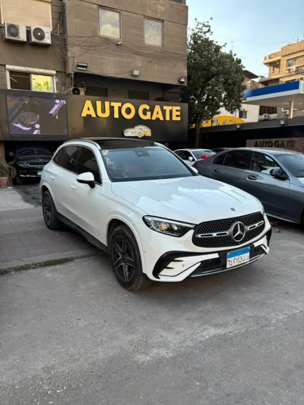 مرسيدس بنز GLC 300 2023 ايه ام جي أبيض أوتوماتيك — مستعملة