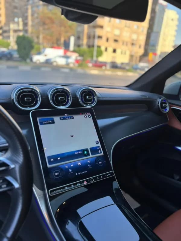 مرسيدس بنز GLC 300 2023 ايه ام جي أبيض أوتوماتيك — مستعملة
