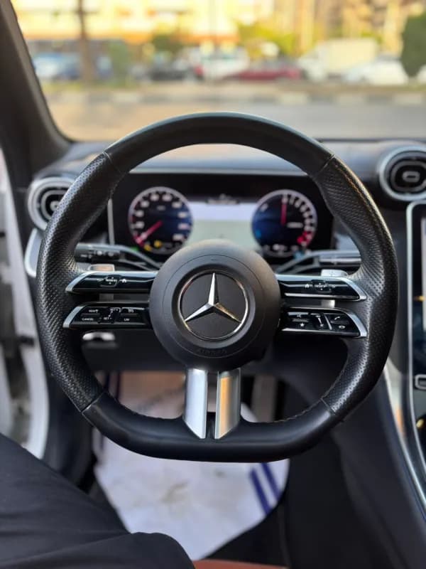 مرسيدس بنز GLC 300 2023 ايه ام جي أبيض أوتوماتيك — مستعملة