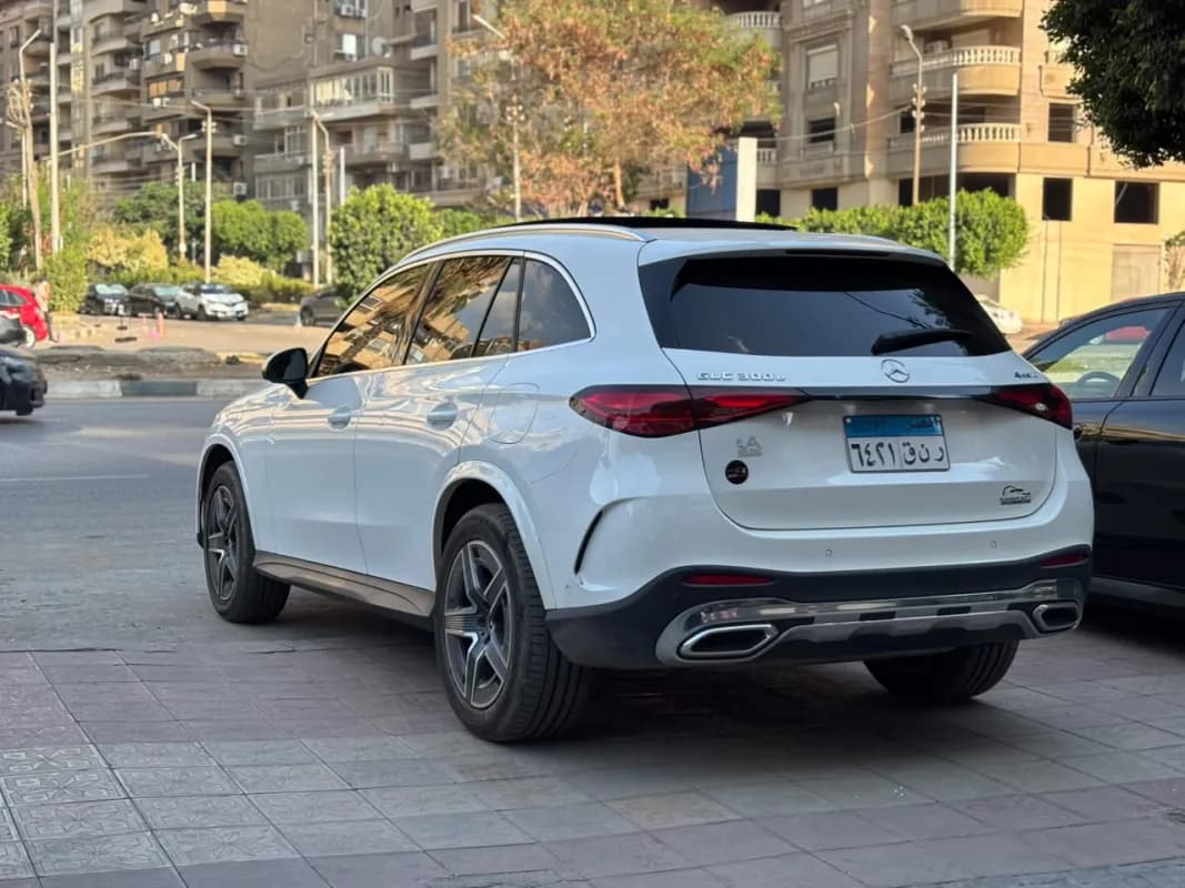 مرسيدس بنز GLC 300 2023 ايه ام جي أبيض أوتوماتيك — مستعملة