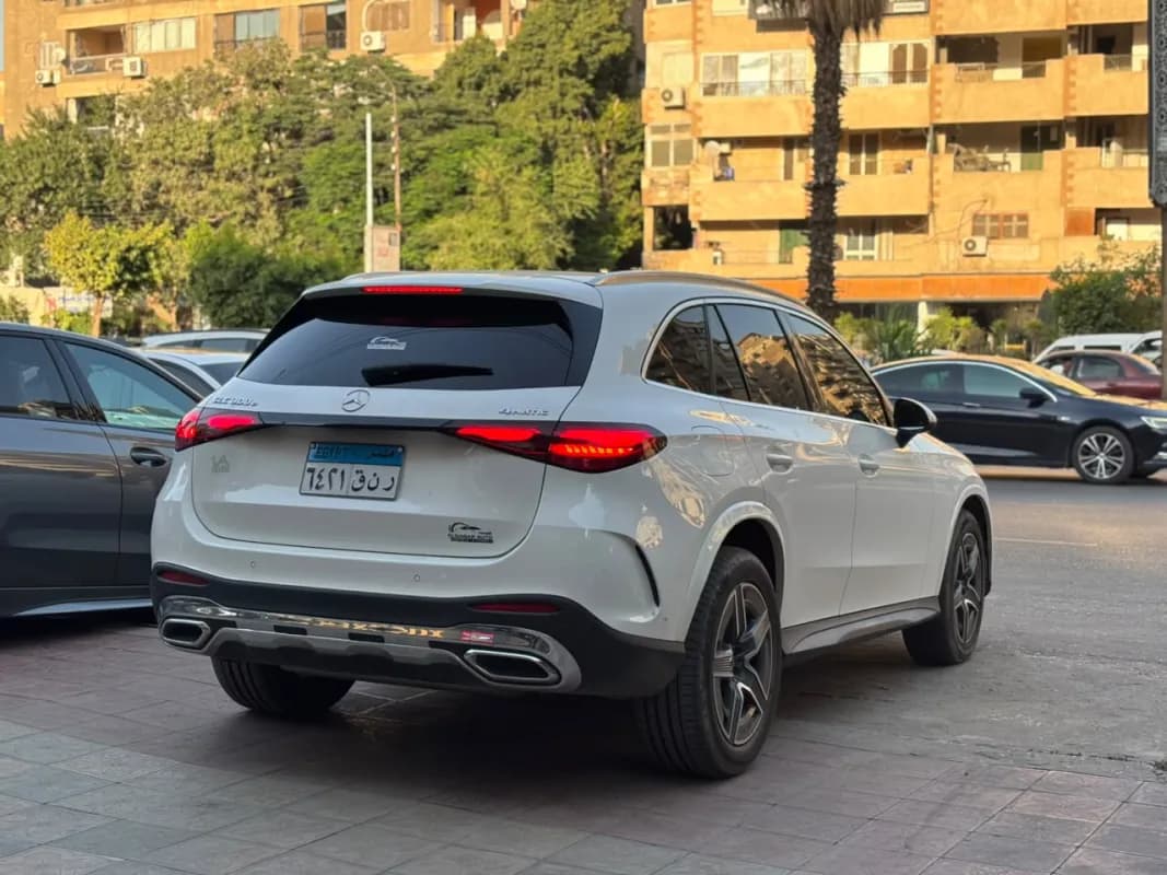 مرسيدس بنز GLC 300 2023 ايه ام جي أبيض أوتوماتيك — مستعملة