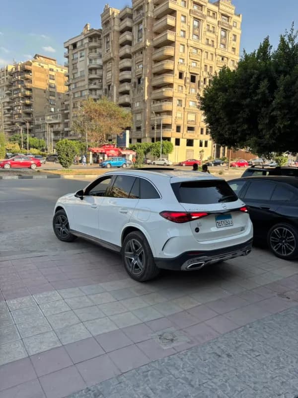 مرسيدس بنز GLC 300 2023 ايه ام جي أبيض أوتوماتيك — مستعملة