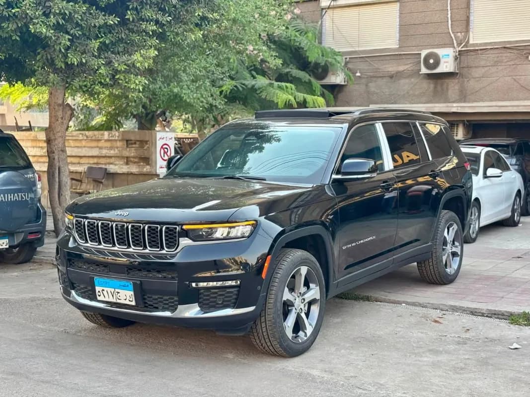 جيب جراند شيروكي 2024 ليمتد أسود أوتوماتيك — مستعملة