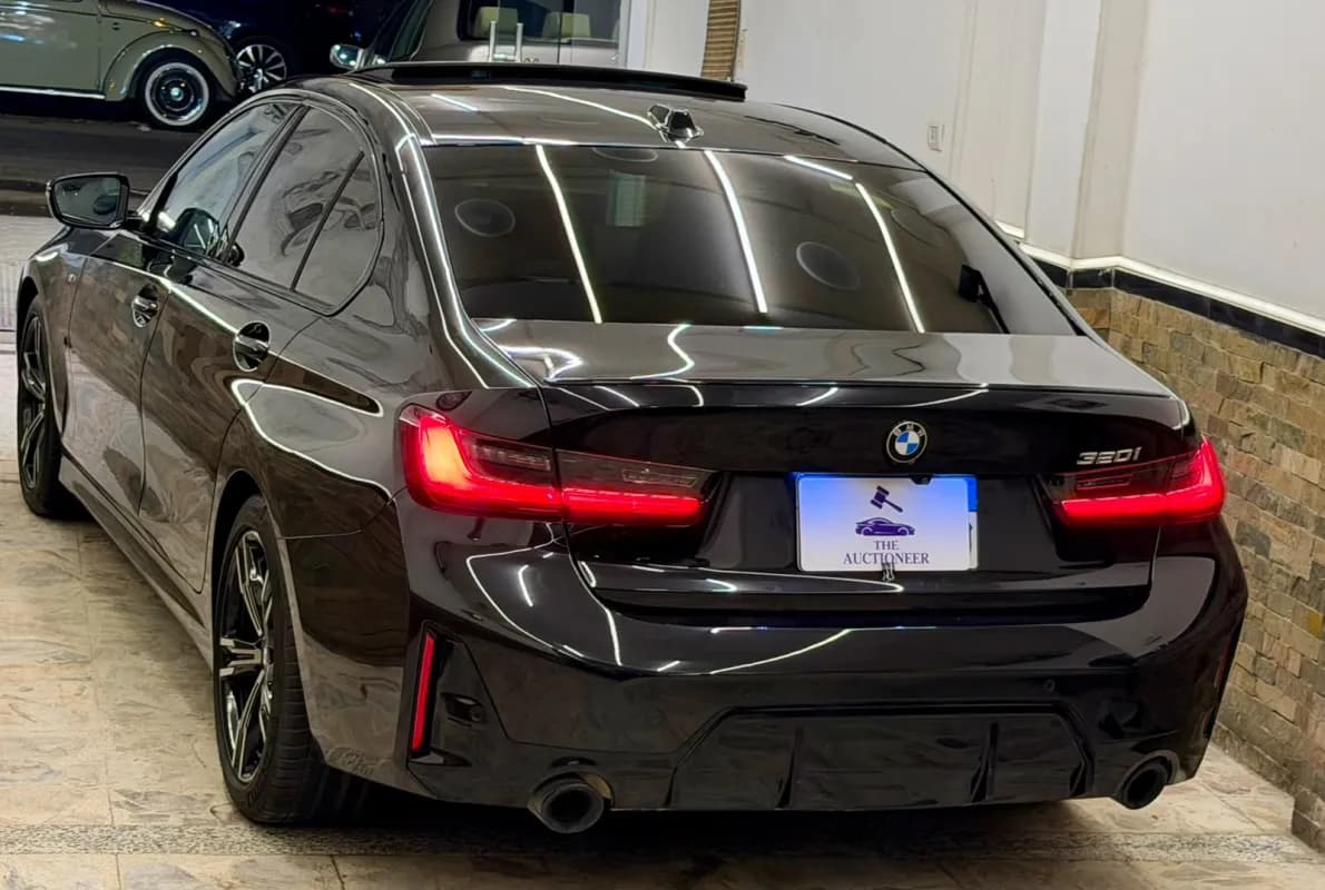 بي ام دبليو 320i 2024 ام سبورت أسود أوتوماتيك — مستعملة