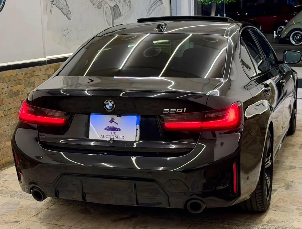 بي ام دبليو 320i 2024 ام سبورت أسود أوتوماتيك — مستعملة