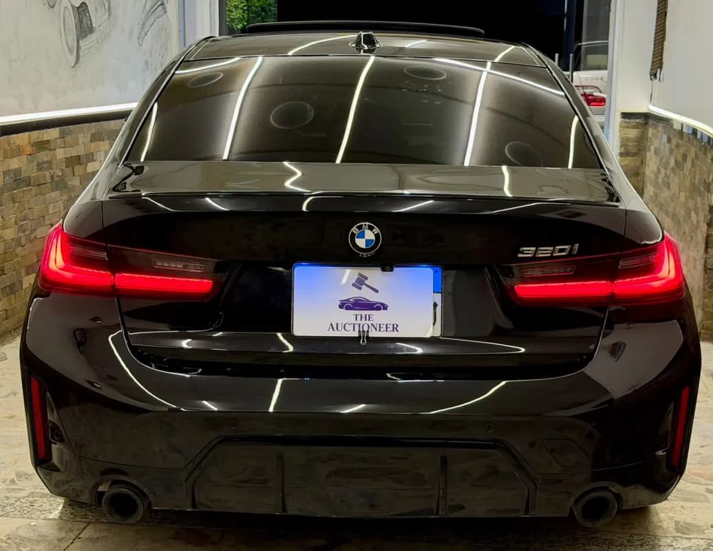 بي ام دبليو 320i 2024 ام سبورت أسود أوتوماتيك — مستعملة