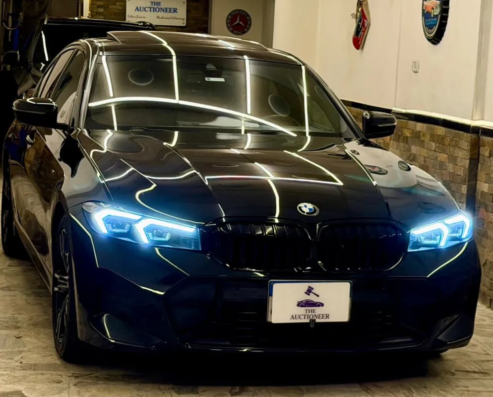 بي ام دبليو 320i 2024 ام سبورت أسود أوتوماتيك — مستعملة