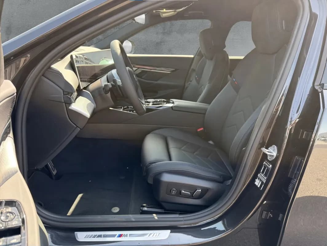 بي ام دبليو 520i 2026 ام سبورت أسود أوتوماتيك — جديدة