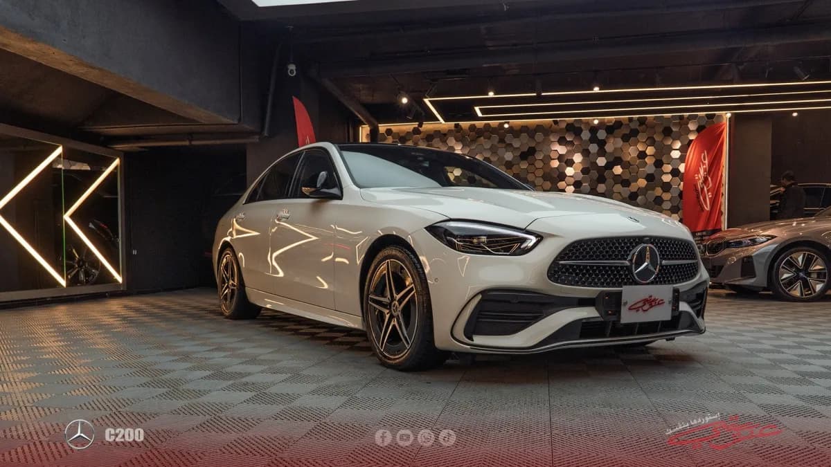 مرسيدس بنز C200 2025 ايه ام جي أبيض أوتوماتيك — مستعملة