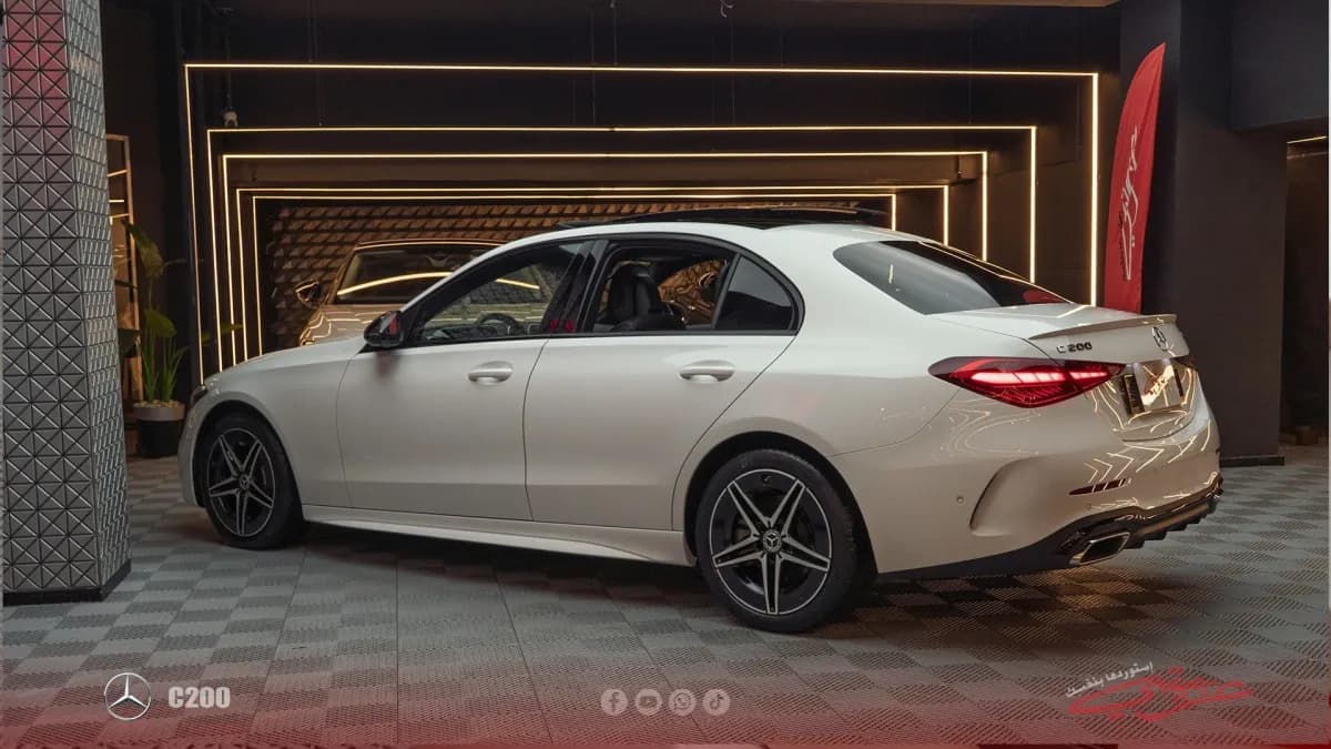 مرسيدس بنز C200 2025 ايه ام جي أبيض أوتوماتيك — مستعملة