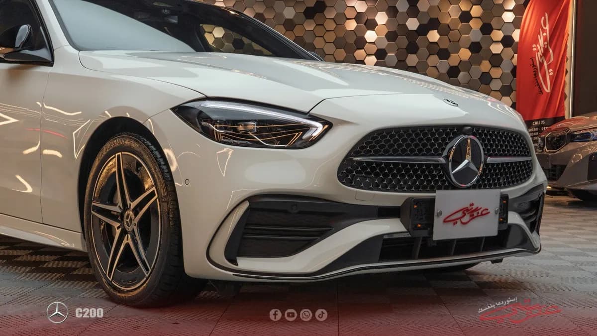 مرسيدس بنز C200 2025 ايه ام جي أبيض أوتوماتيك — مستعملة