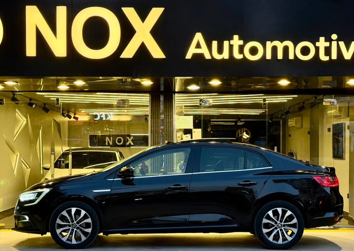 رينو ميجان 2023 سيجنتشراس ار أسود أوتوماتيك — مستعملة