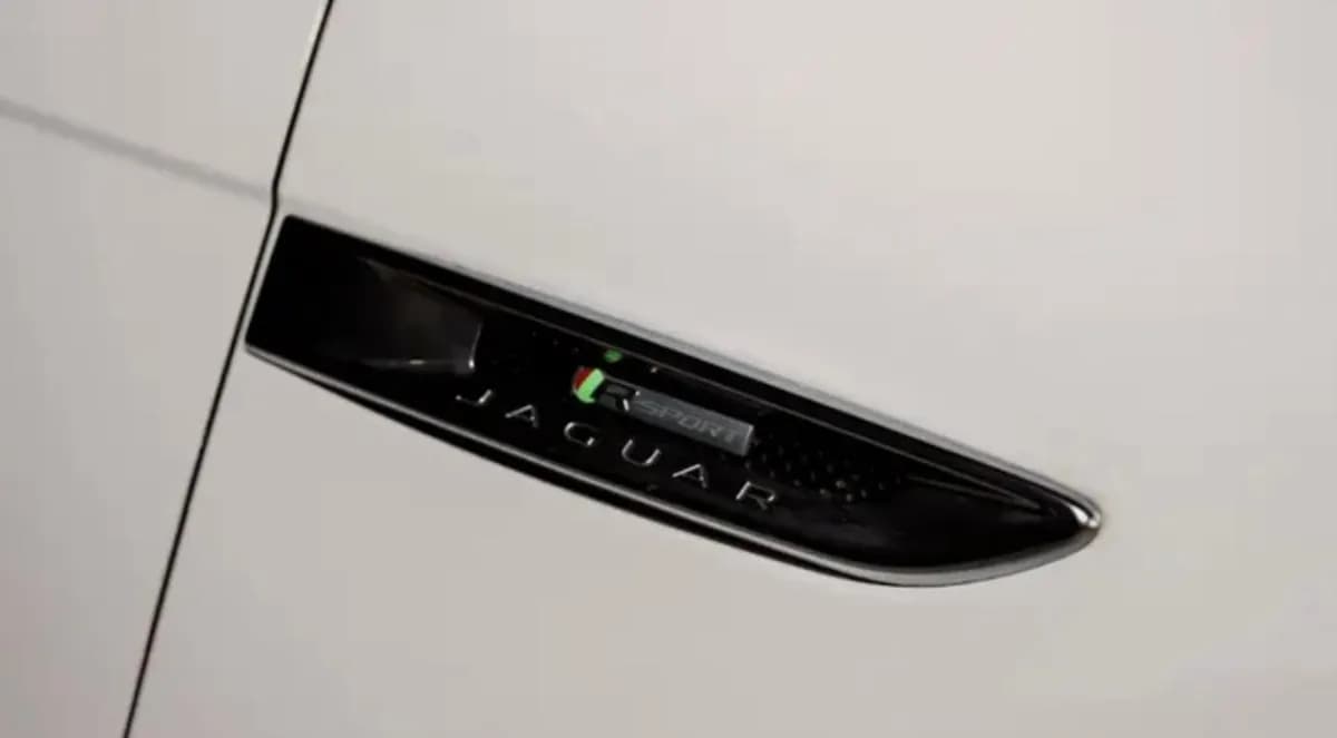 جاكوار اف باس 2018 P250 S أبيض أوتوماتيك — مستعملة