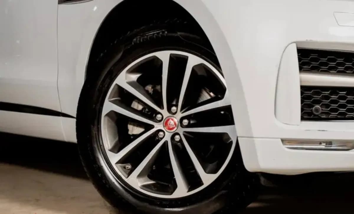 جاكوار اف باس 2018 P250 S أبيض أوتوماتيك — مستعملة