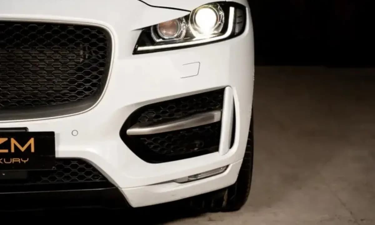جاكوار اف باس 2018 P250 S أبيض أوتوماتيك — مستعملة