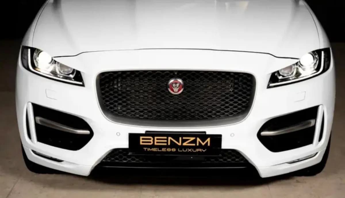 جاكوار اف باس 2018 P250 S أبيض أوتوماتيك — مستعملة