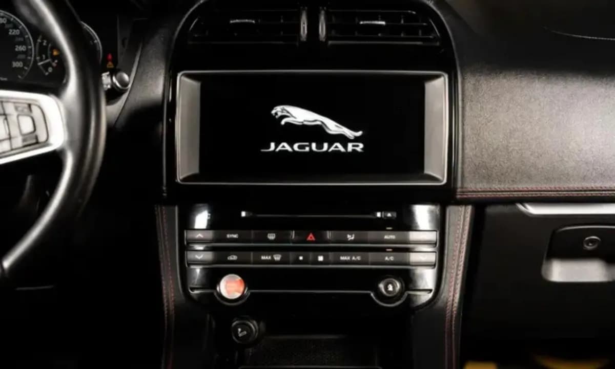 جاكوار اف باس 2018 P250 S أبيض أوتوماتيك — مستعملة