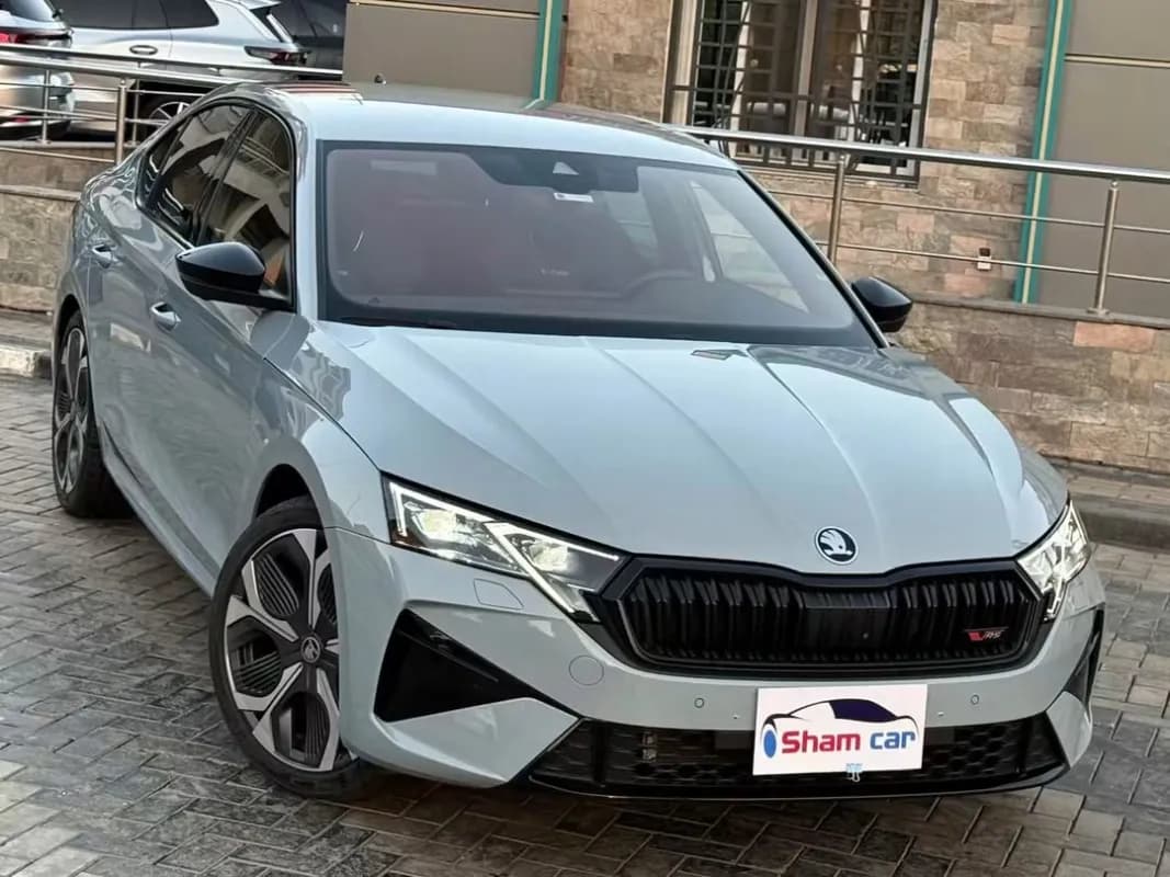سكودا اوكتافيا A8 2025 في ار اس رمادي ناردو أوتوماتيك — مستعملة
