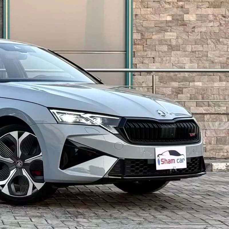 سكودا اوكتافيا A8 2025 في ار اس رمادي ناردو أوتوماتيك — مستعملة