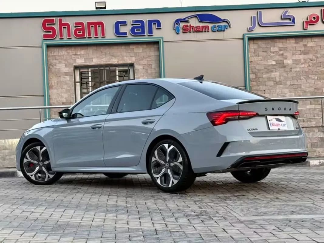 سكودا اوكتافيا A8 2025 في ار اس رمادي ناردو أوتوماتيك — مستعملة