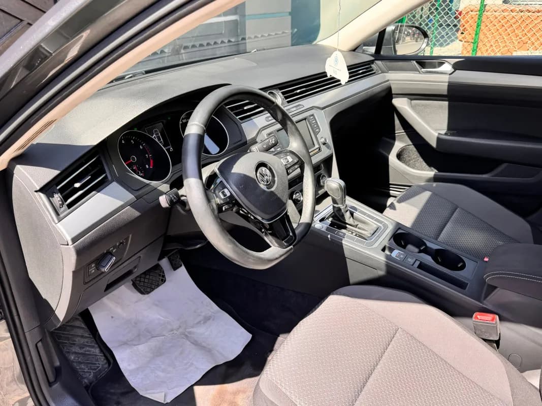 Volkswagen Passat 2018 A/T Basic Silver Automatic — Used