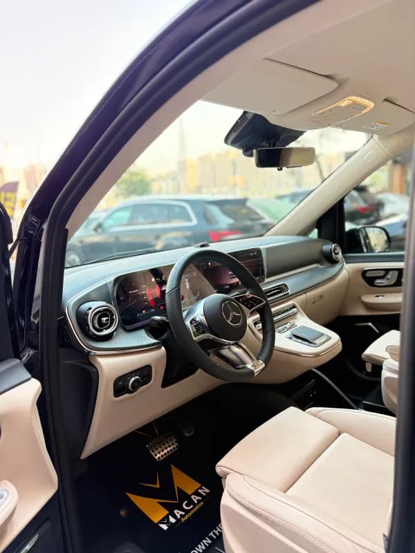 مرسيدس بنز في 300 2026 اي ام جي أسود أوتوماتيك — جديدة