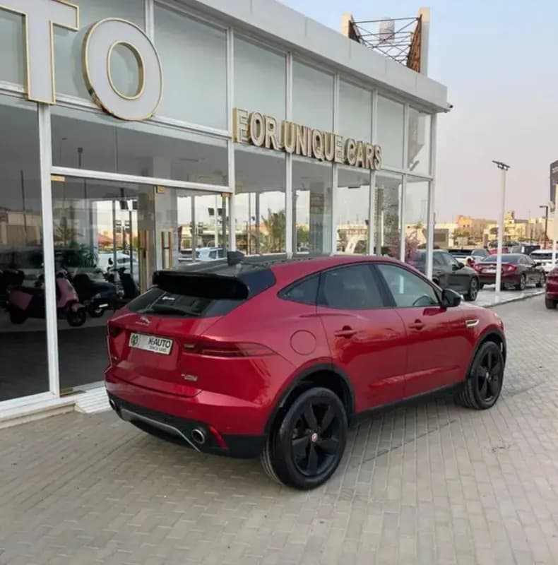 جاكوار اي باس 2020 R-Dynamic S أحمر أوتوماتيك — مستعملة