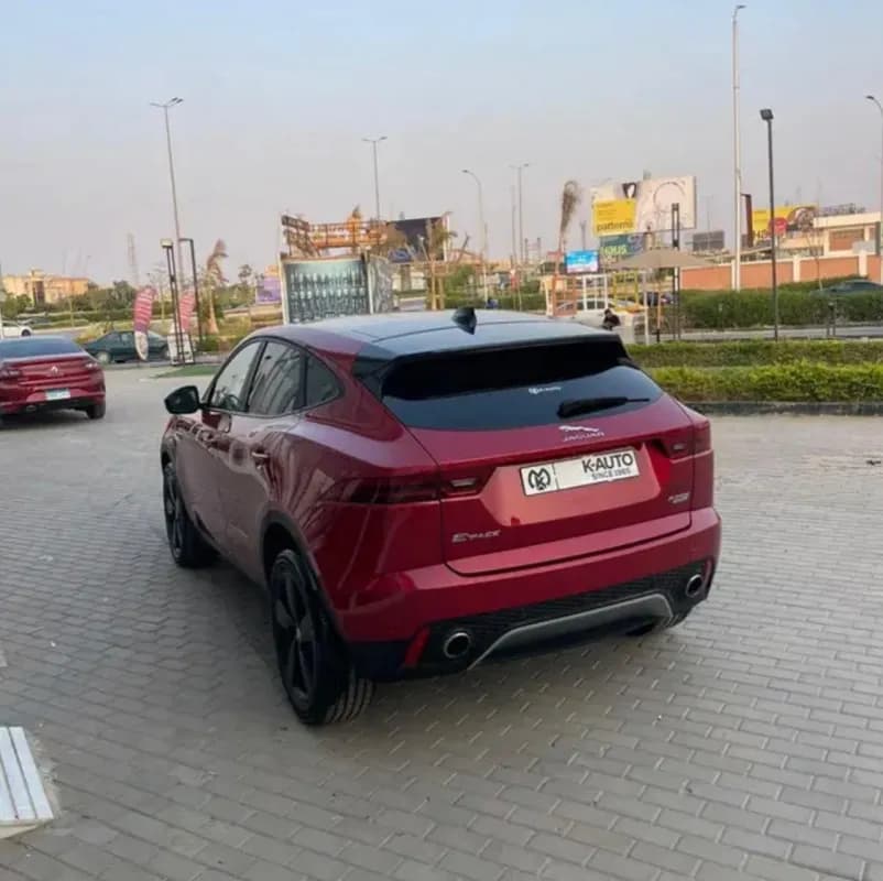 جاكوار اي باس 2020 R-Dynamic S أحمر أوتوماتيك — مستعملة