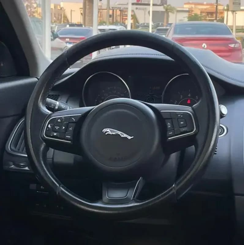 جاكوار اي باس 2020 R-Dynamic S أحمر أوتوماتيك — مستعملة