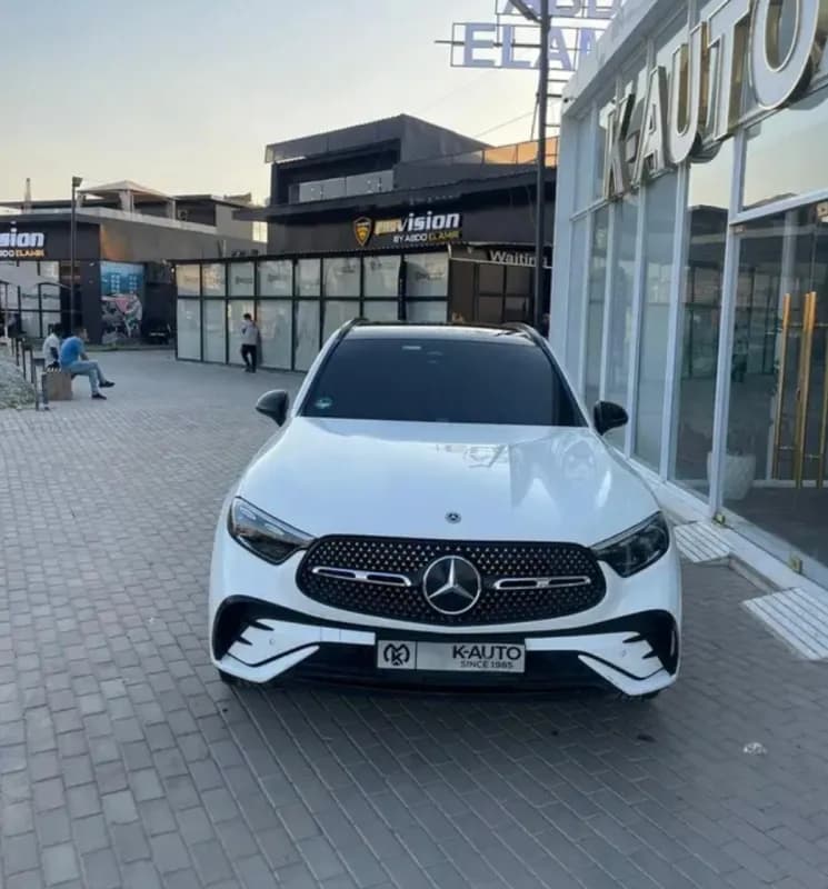 مرسيدس بنز GLC 300 2023 ايه ام جي أبيض أوتوماتيك — مستعملة